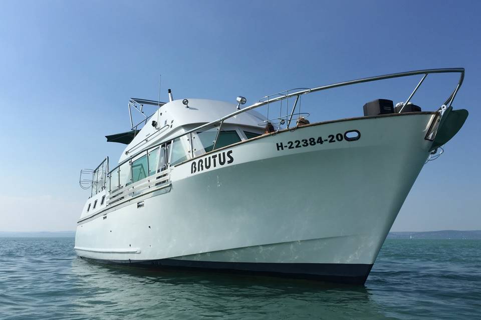Brutus Motor Yacht Rental Vitorlas Berles